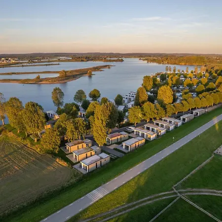 Cozy House On The Water In The Betuwe *