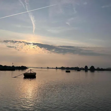 בית נופש Tiny House By Dutch Waterfront Retreat